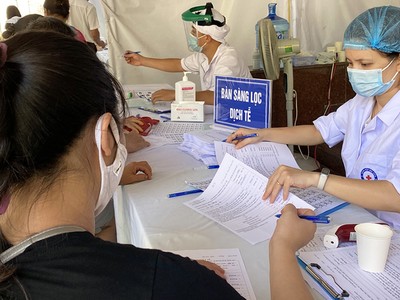 Bệnh viện Hà Nội tăng cường giám sát, siết chặt quy trình khai báo y tế, đo thân nhiệt, phân luồng, sàng lọc người bệnh đến khám, phòng ngừa lây nhiễm cộng đồng.