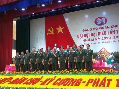 Ban Chấp hành Đảng bộ Quân khu nhiệm kỳ 2020-2025 ra mắt Đại hội.