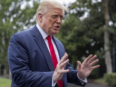 Tổng thống Mỹ Donald Trump phát biểu trước các phóng viên tại bãi cỏ phía nam Nhà Trắng trước khi lên trực thăng Thủy quân Lục chiến Một, ngày 31/7. Ảnh: AP.