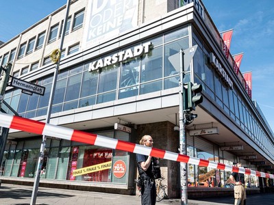 Cảnh sát phong tỏa bên ngoài ngân hàng. (Nguồn: DPA).