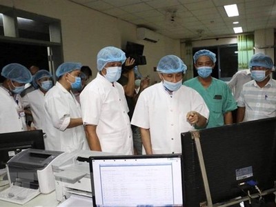 Thứ trưởng Bộ Y tế Nguyễn Trường Sơn (thứ 4 từ phải sang) thăm, làm việc tại Bệnh viện Trung ương Huế cơ sở 2. (Nguồn: TTXVN phát).