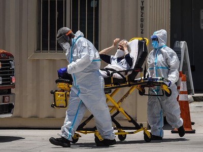 Nhân viên y tế di chuyển bệnh nhân Covid-19 tại Miami, Mỹ ngày 30/7. Ảnh: AFP.