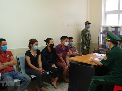 Cán bộ Biên phòng cửa khẩu Tân Thanh, Lạng Sơn lấy lời khai các đối tượng nhập cảnh trái phép ngày 1/8. 