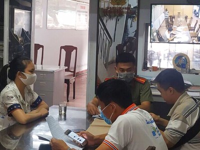 Cô gái 29 tuổi làm với cơ quan chức năng. Ảnh: HueS.