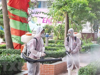 Nhân viên y tế phun thuốc khử khuẩn khu vực sân trường, cây cối, đảm bảo vệ sinh cho khuôn viên trường.