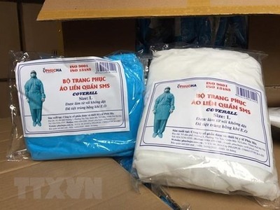 Trang phục phòng dịch giả mạo nhãn hiệu của Công ty Phúc Hà. (Nguồn: TTXVN).