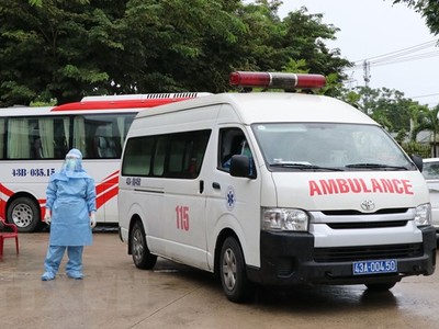 Xe cấp cứu chở bệnh nhân vào bệnh viện dã chiến. (Ảnh: Quốc Dũng/TTXVN).