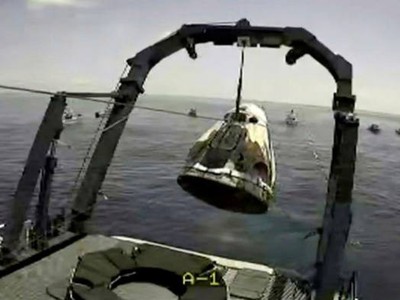 Khoang tàu SpaceX hạ cánh trên Vịnh Mexico ở Pensacola, Florida. Ảnh: Reuters.