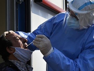 Bác sĩ lấy mẫu xét nghiệm Covid-19 cho một người đàn ông tại vùng ngoại ô của thủ đô Buenos Aires, Argentina, hôm 3/8. Ảnh: AFP.