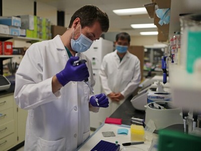 Kỹ thuật viên phòng thí nghiệm Carter Tavaglione chuẩn bị chất để xử lý mẫu xét nghiệm tại Maryland ngày 5/8. Ảnh: AFP.