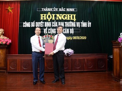 Ông Nguyễn Quốc Trung, Phó Bí thư Tỉnh uỷ, Chủ tịch HĐND tỉnh Bắc Ninh trao quyết định cho ông Tạ Đăng Đoan.