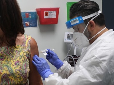 Một phụ nữ được tiêm thử nghiệm vaccine Covid-19 tại trung tâm nghiên cứu ở bang Florida, Mỹ hôm 7/8. Ảnh: AFP.