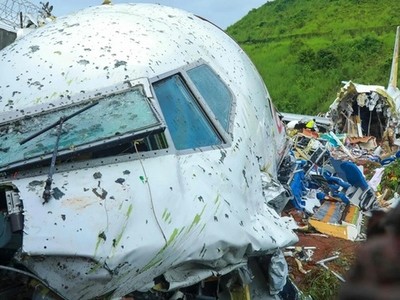 Hiện trường chiếc Boeing 737-800 của Air India Express vỡ đôi sau khi lao xuống dốc tối 7/8. Ảnh: AFP.