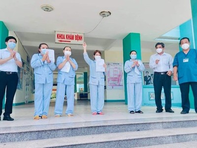 Các bệnh nhân được công bố khỏi bệnh. (Ảnh: PV/Vietnam+).