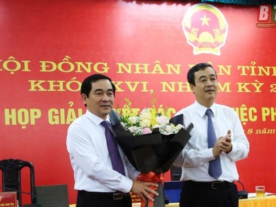 Đồng chí Ngô Đông Hải, Ủy viên dự khuyết Trung ương Đảng, Bí thư Tỉnh ủy Thái Bình chúc mừng đồng chí Nguyễn Tiến Thành được bầu giữ chức Chủ tịch HĐND tỉnh Thái Bình.