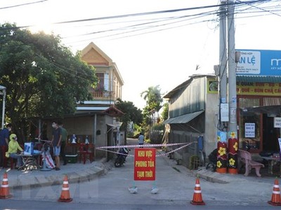 Một khu dân cư ở Khu phố 2, phường Đông Giang, thành phố Đông Hà bị phong tỏa. (Ảnh: Nguyên Lý/TTXVN).