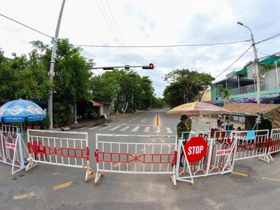 Đường vào thôn Lệ Sơn Nam bị phong tỏa sau khi phát hiện có người nhiễm COVID-19. (Ảnh: Trần Lê Lâm/TTXVN).
