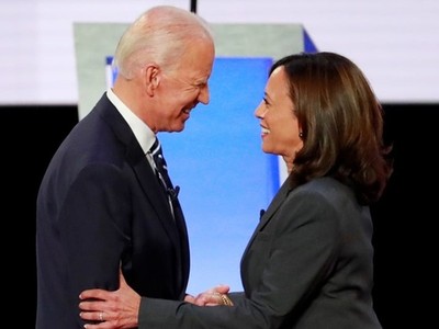 Joe Biden và Kamala Harris bắt tay trước một cuộc tranh luận giành vị trí ứng viên đại diện đảng Dân chủ tranh cử tổng thống ở Detroit, Michigan, hồi cuối tháng 7 năm ngoái. Ảnh: Reuters.