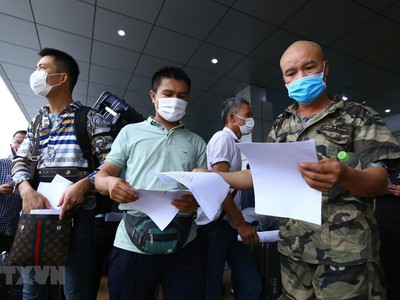 Công dân nhận giấy ra viên trước khi trở về nhà. (Ảnh: Minh Quyết/TTXVN).