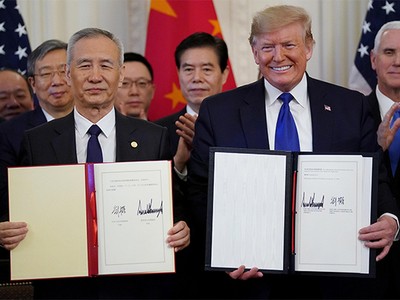 Phó thủ tướng Trung Quốc Lưu Hạc (hàng đâu, bên trái) và Tổng thống Mỹ Donald Trump (hàng đầu, bên phải) sau khi ký thỏa thuận thương mại giai đoạn một, ngày 15/1. Ảnh: Reuters.
