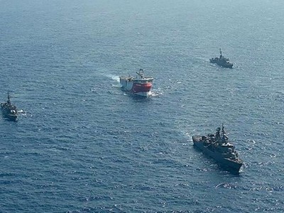 Tàu khảo sát Oruc Reis được các tàu hải quân Thổ Nhĩ Kỳ hộ tống. (Nguồn: AFP).
