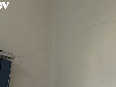 Các trận động đất sáng nay đã gây nứt tường nhà làm việc của UBND huyện Vân Hồ (mới xây dựng từ 6-7 năm nay).