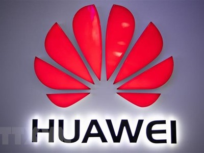 Biểu tượng của Tập đoàn Huawei tại một cửa hàng ở Bắc Kinh, Trung Quốc. (Nguồn: AFP/TTXVN).
