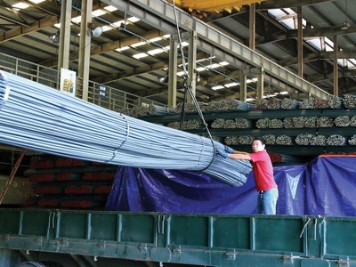 Doanh nghiệp thép méo mặt vì khó hai đầu