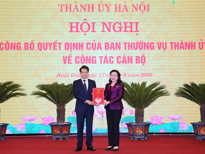 Phó Bí thư Thường trực Thành ủy Ngô Thị Thanh Hằng trao quyết định cho đồng chí Nguyễn Quang Đức tại Huyện ủy Hoài Đức. Ảnh: Hà Nội mới.