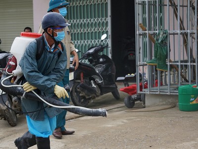 Cán bộ Y tế phường Quảng Vinh phun hóa chất khử trùng khu vực cách ly ở phố Nam Bắc, nơi có bệnh nhân dương tính nCoV.