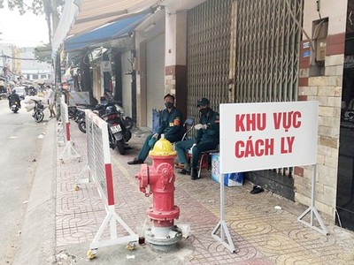 Một chốt kiểm soát dịch bệnh tại quận Tân Phú. (Ảnh: Hứa Chung/TTXVN).