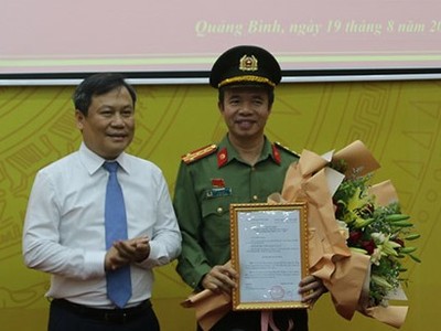 Đồng chí Vũ Đại Thắng, Bí thư Tỉnh ủy Quảng Bình trao quyết định và chúc mừng Đại tá Nguyễn Tiến Nam.