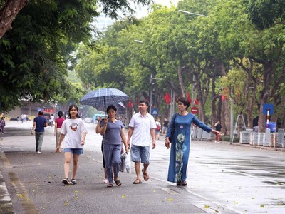 Nhiều người dân Thủ đô không đeo khẩu trang tại phố đi bộ hồ Hoàn Kiếm (ảnh chụp trưa 1/8).