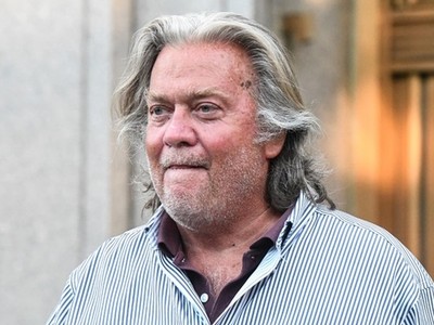 Steve Bannon rời tòa án liên bang ở thành phố New York hôm 20/8. Ảnh: AFP.