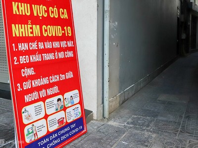 Một khu vực có ca mắc Covid-19 trên đường Lê Duẩn (Đà Nẵng) được đặt biển cảnh báo.