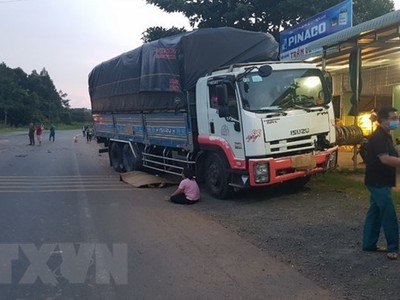Đâm trực diện vào xe tải, nam thanh niên tử vong tại chỗ. (Ảnh: Đậu Tất Thành/TTXVN).