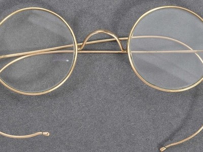 Chiếc kính của ông Mahatma Gandhi vừa được bán thành công với giá 340.000 USD. Ảnh: AFP.