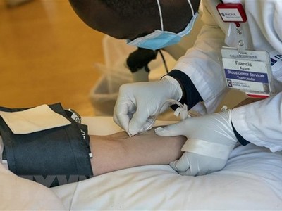 Một bệnh nhân hiến huyết tương sau khi được điều trị khỏi bệnh COVID-19 tại Dulles, bang Virginia, Mỹ. (Ảnh: AFP/TTXVN)