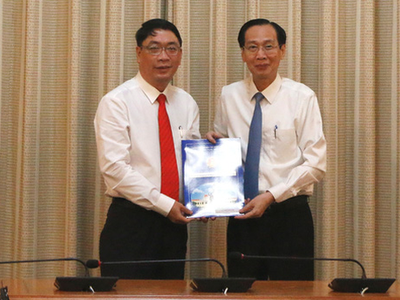 Ông Đinh Minh Hiệp nhận quyết định giữ chức giám đốc Sở Nông nghiệp và phát triển nông thôn TP.HCM - Ảnh: Trung Niên.