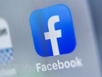 Biểu tượng của Facebook trên màn hình máy tính bảng. (Ảnh: AFP/TTXVN).
