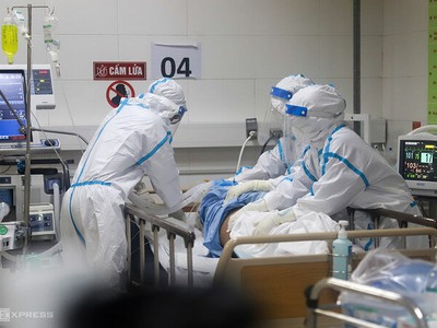 Nhân viên y tế chăm sóc cho bệnh nhân trong phòng Hồi sức Bệnh viện Dã chiến Hòa Vang, chiều 22/8.