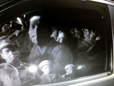 Tài xế "cố thủ" trên xe ô tô. (Ảnh cắt từ clip).