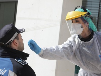 Nhân viên y tế lấy mẫu xét nghiệm Covid-19. (Ảnh: AFP).