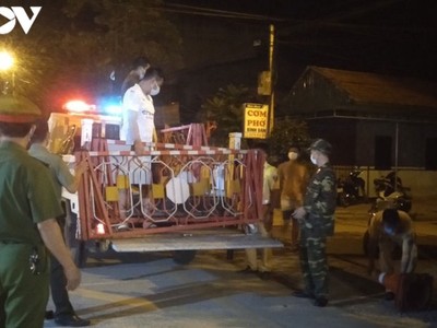 Đúng 0h hôm nay 26/8, lực lượng chức năng đã tổ chức tháo gỡ tất cả các chốt kiểm soát ra vào khu 7, thị trấn Đình Lập sau 21 ngày cách ly bắt buộc.