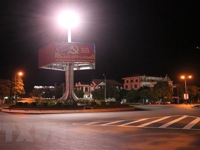 Vòng xuyến giao nhau giữa đường Hùng Vương và Lý Thường Kiệt, thành phố Đông Hà vắng người và phương tiện lưu thông. (Ảnh: Nguyên Lý/TTXVN).