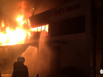 Lực lượng PCCC tích cực chữa cháy - Ảnh: PC07.