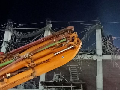 Trần bê tông tại tầng 4 vừa đổ xong bị sập hoàn toàn.