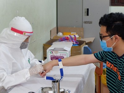 Y bác sĩ lấy mẫu xét nghiệm cho người dân từ vùng dịch trở về TP Hà Nội.