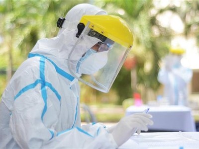 Nhân viên y tế lấy mẫu xét nghiệm cho các thành viên Ban in sao đề thi phục vụ Kỳ thi tốt nghiệp Trung học Phổ thông năm 2020 đợt 2 tại Đà Nẵng. (Ảnh: Văn Dũng/TTXVN).