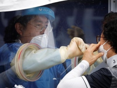 Người phụ nữ được lấy mẫu xét nghiệm nCoV tại một phòng khám dã chiến ở Seoul, Hàn Quốc, ngày 26/8. Ảnh: Reuters.